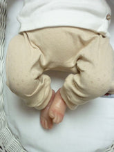 Afbeelding in Gallery-weergave laden, New Born Set Pointelle (2-delig) Broekje en Mutsje Beige
