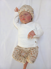 Afbeelding in Gallery-weergave laden, New Born Set Bloemetjes Beige (2-delig) Broekje en Mutsje
